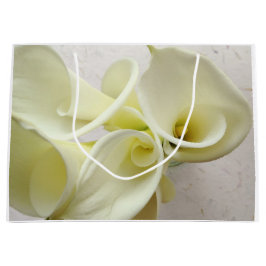 Witte calla lilies van bovenaf groot cadeauzakje