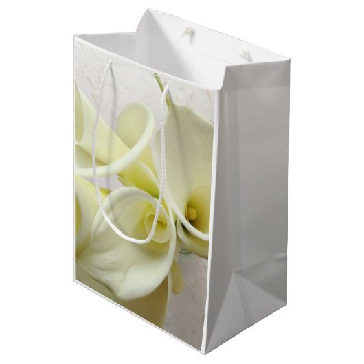 Witte calla lilies van bovenaf medium cadeauzakje (Voorkant Gekanteld)