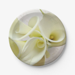 Witte calla lilies van bovenaf papieren bordje