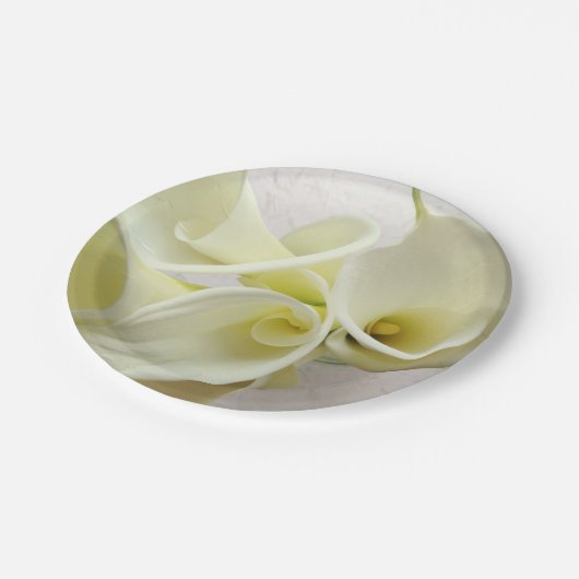 Witte calla lilies van bovenaf papieren bordje (Gekanteld)