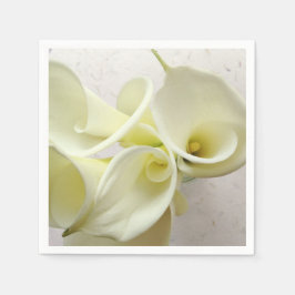 Witte calla lilies van bovenaf servetten