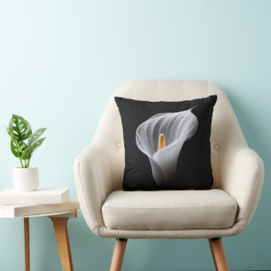 Witte Calla Lily op zwart Kussen