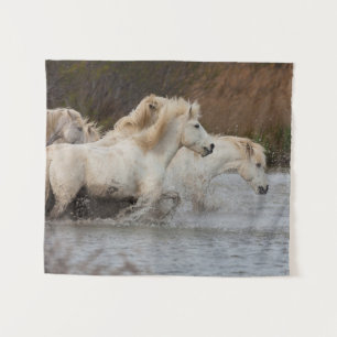 Witte Camargue-paarden die door het water rennen Wandkleed