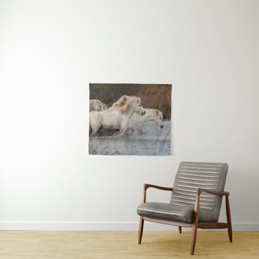 Witte Camargue-paarden die in water lopen Wandkleed (In Situ (horizontaal))