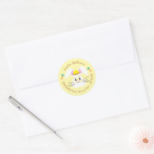 Witte cartoonkonijn gele enveloppen verzegelen ronde sticker