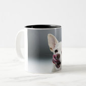 Witte Chihuahua likkende lippen Tweekleurige Koffiemok (Voorkant links)