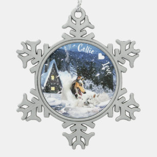 Witte collie en lammeren in het sprookje Snowy Nig Tin Sneeuwvlok Ornament