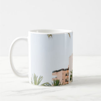 WITTE CONCRETE BOUW BESIDE GROENE PALM TREE UND KOFFIEMOK