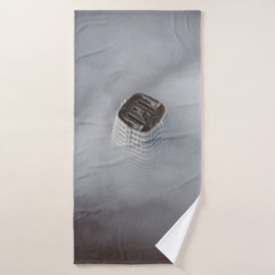 WITTE CONCRETE BOUW DIE DOOR CLOUDS WORDT OMGEZET BADHANDDOEK
