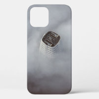 WITTE CONCRETE BOUW DIE DOOR CLOUDS WORDT OMGEZET