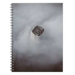 WITTE CONCRETE BOUW DIE DOOR CLOUDS WORDT OMGEZET NOTITIEBOEK