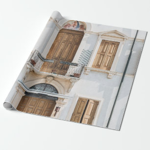 WITTE CONCRETE BOUW MET HOUDEN DEUREN EN WIND CADEAUPAPIER