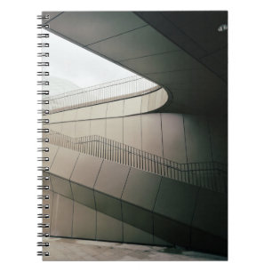 WITTE CONCRETE STAIRS MET GRIJS METAALRAILS NOTITIEBOEK