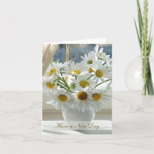 Witte daisy bloemen op een zonnige dag kaart