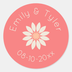 Witte Daisy op koraal gepersonaliseerde bruiloft z Ronde Sticker