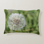 Witte dandelion bloem op groen gras accent kussen (Achterkant)