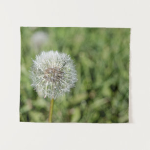 Witte dandelion bloem op groen gras wandkleed