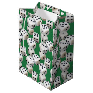 Witte dobbelstenen op groen medium cadeauzakje