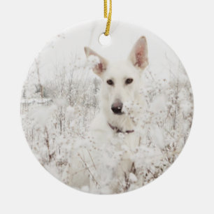 Witte Duitse herder in de sneeuw Keramisch Ornament