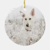 Witte Duitse herder in de sneeuw Keramisch Ornament (Achterkant)