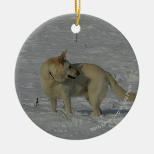 Witte Duitse herder in de sneeuw Keramisch Ornament