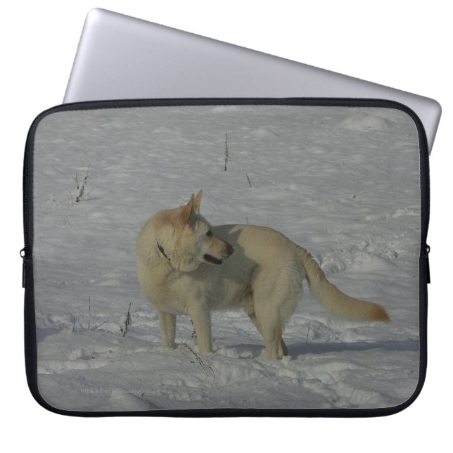 Witte Duitse herder in de sneeuw Laptop Sleeve (Voorkant)