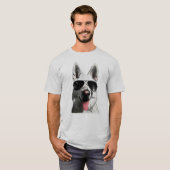 Witte Duitse Shepherd draagt zonnebrillen T-shirt (Voorkant volledig)