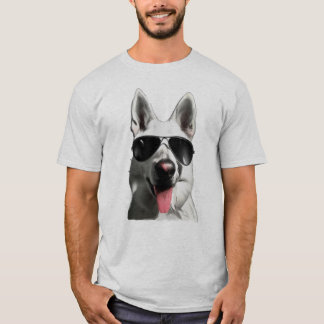Witte Duitse Shepherd draagt zonnebrillen T-shirt