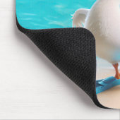 Witte eend met flippers op het strand muismat (Hoek)
