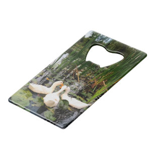 Witte eenden, waterlelies, lisdodde, oever kredietkaart flessenopener