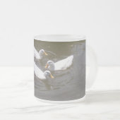 Witte eenden zwemmen Mok (Voorkant rechts)