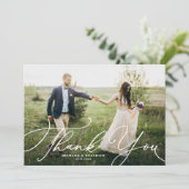 Witte Elegante Beatrice Script Trouwfoto Bedankkaart (Staand voorkant)