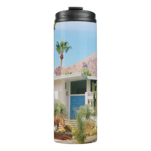 WITTE EN BLAUWE CONCRETE BOUW NEAIRE GROENBOMEN THERMOSBEKER