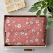 Witte en blauwe daisy bloemen op rood tissuepapier (Geschenk)