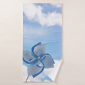 Witte en blauwe handheld windmolen onder troebele badhanddoek (Badhanddoek)