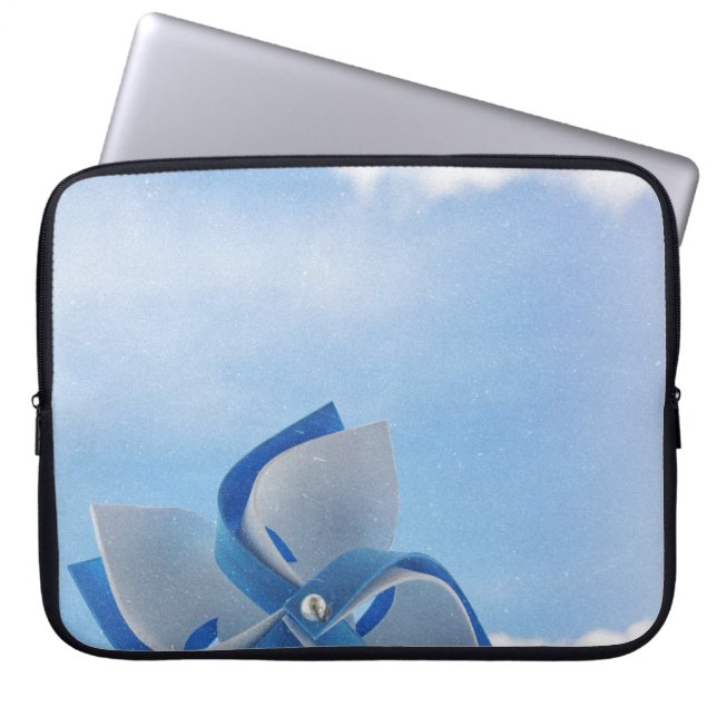 Witte en blauwe handheld windmolen onder troebele  laptop sleeve (Voorkant)