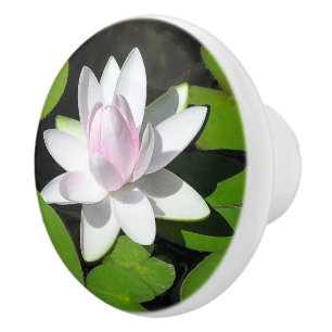 WITTE EN BLEEK-ROZE LOTUSBLOESEM MET LELIEPADS KERAMISCHE KNOP