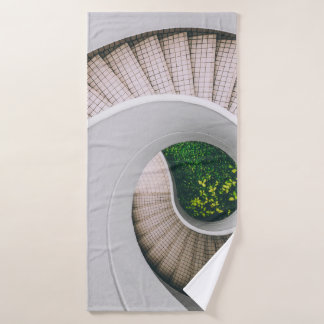 WITTE EN BROEIENDE CONCRETE SPIRALE STAIRS BADHANDDOEK