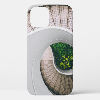 WITTE EN BROEIENDE CONCRETE SPIRALE STAIRS iPhone 12 HOESJE