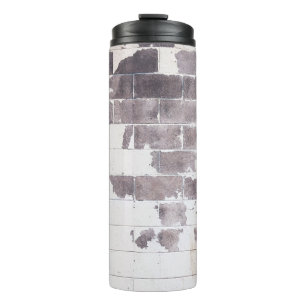 Witte en bruine betonwand thermosbeker