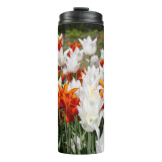 Witte en gemberkleurige tulpen in de tuin thermosbeker