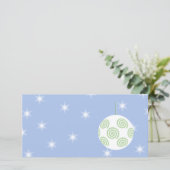 Witte en groene kerst Bauble. Op Starry Blue. Feestdagenkaart (Staand voorkant)