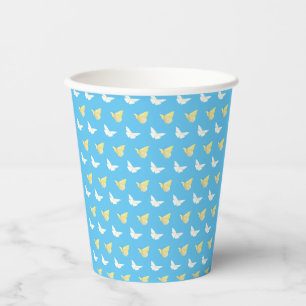 Witte en lichtgele vlinders die blauw vliegen papieren bekers
