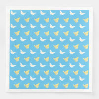 Witte en lichtgele vlinders die blauw vliegen