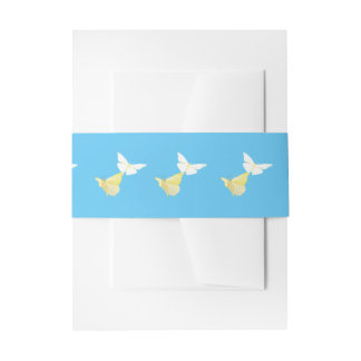 Witte en lichtgele vlinders die blauw vliegen uitnodigingen wikkel