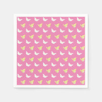 Witte en lichtgele vlinders die roze vliegen