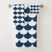 Witte en Navy Blue Scallop Bad Handdoek (Insitu)