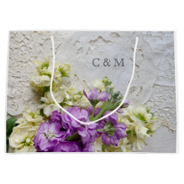 Witte en paarse bloemen op oude kant groot cadeauzakje