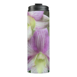 Witte en paarse orchideeën op een thermische thermosbeker