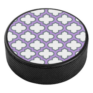 Witte en Paarse trellis, rooster, quatrefoil Hockey Puck